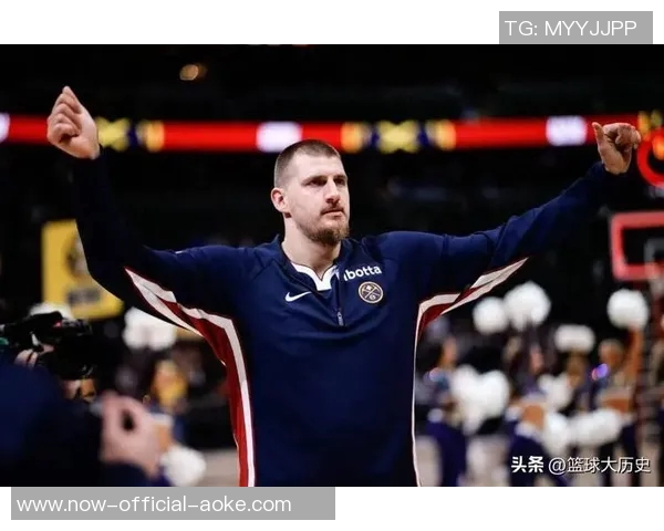 约基奇运球加速突破起飞,迎着两人防守单臂炸裂隔扣